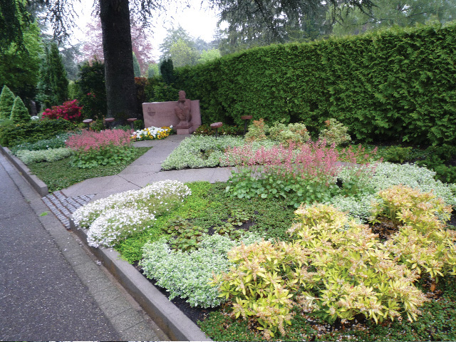 Bunt bepflanztes Grabfeld "Kleiner Garten"